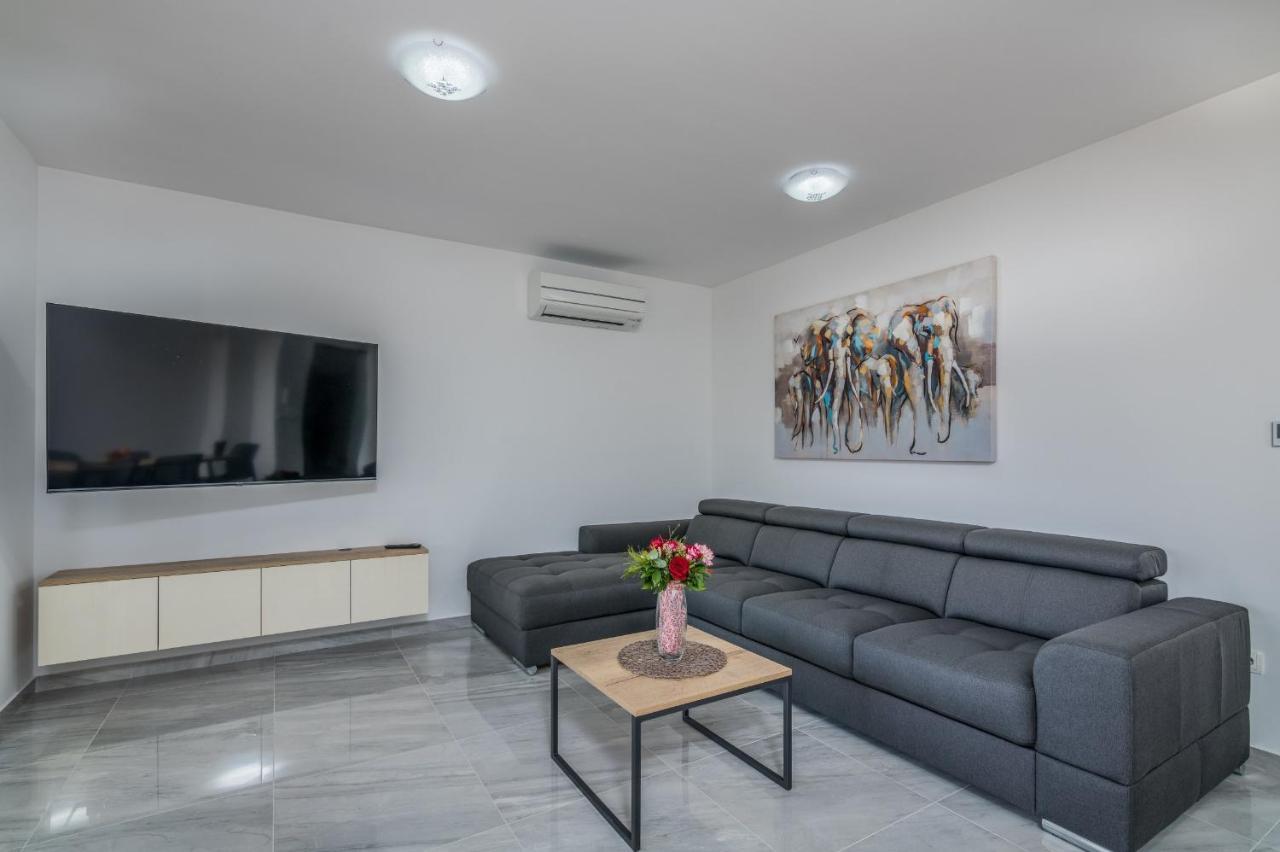 Apartments Elle Luxury Vantacici Malinska Buitenkant foto